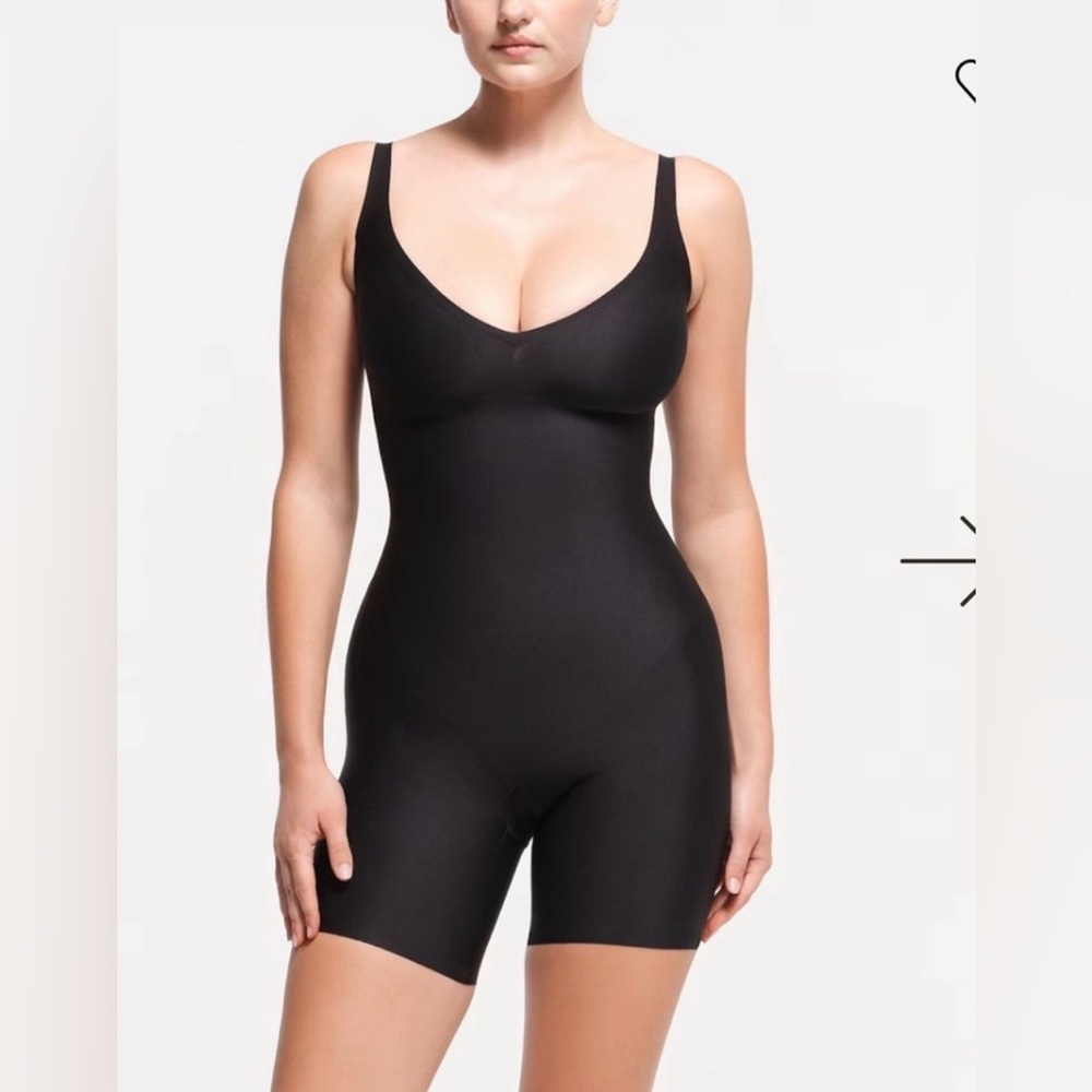 NWT SKIMS BODY UNLINED PLUNGE MID THIGH BODYSUIT